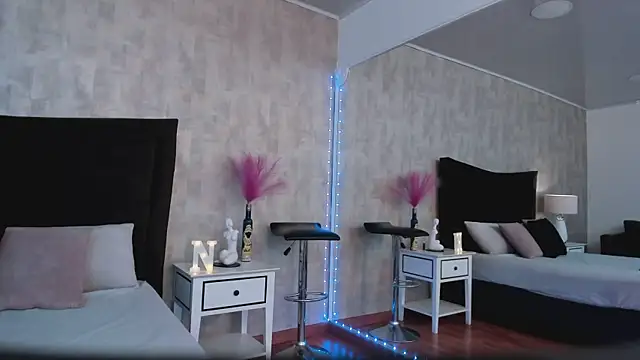 NahomyCarther online show from 04.17.26