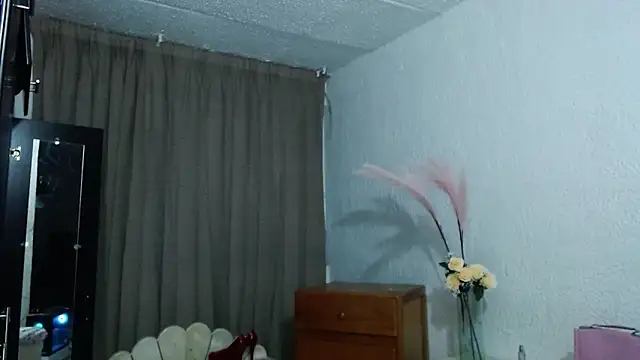 Snapshot of EngelCristaly chatting on 10.04.25 EngelCristaly online show from 10.04.25