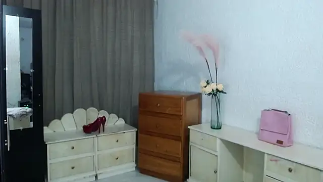 Snapshot of EngelCristaly chatting on 10.08.25 EngelCristaly online show from 10.08.25