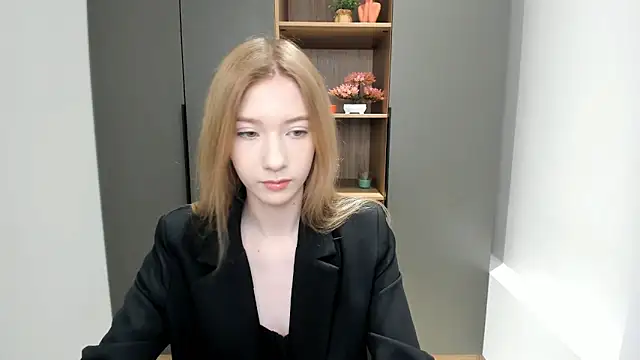 Snapshot of SunnivaCovil chatting on 02.24.25 SunnivaCovil online show from 02.24.25