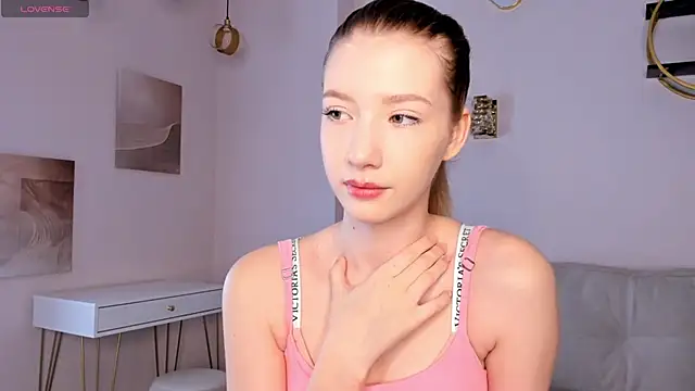 Snapshot of SunnivaCovil chatting on 03.03.25 SunnivaCovil online show from 03.03.25