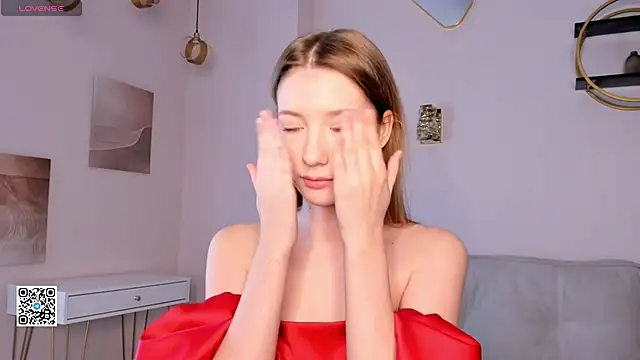 Snapshot of SunnivaCovil chatting on 03.05.25 SunnivaCovil online show from 03.05.25