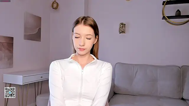 Snapshot of SunnivaCovil chatting on 03.06.25 SunnivaCovil online show from 03.06.25