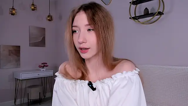 Snapshot of SunnivaCovil chatting on 09.10.25 SunnivaCovil online show from 09.10.25