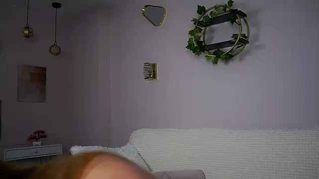 Snapshot of SunnivaCovil chatting on 10.15.25 SunnivaCovil online show from 10.15.25