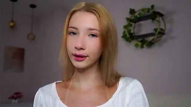 Snapshot of SunnivaCovil chatting on 10.18.25 SunnivaCovil online show from 10.18.25