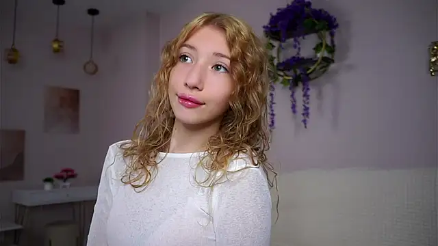 Snapshot of SunnivaCovil chatting on 10.25.25 SunnivaCovil online show from 10.25.25