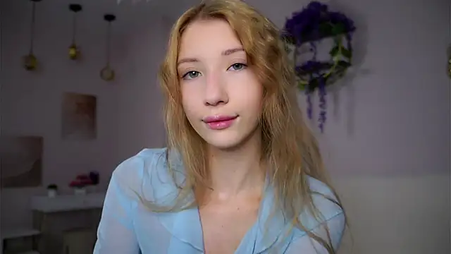 Snapshot of SunnivaCovil chatting on 10.26.25 SunnivaCovil online show from 10.26.25