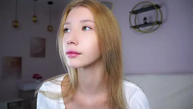 Snapshot of SunnivaCovil chatting on 11.03.25 SunnivaCovil online show from 11.03.25