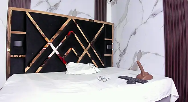 Snapshot of zara_smitt chatting on 10.08.25 zara smitt online show from 10.08.25