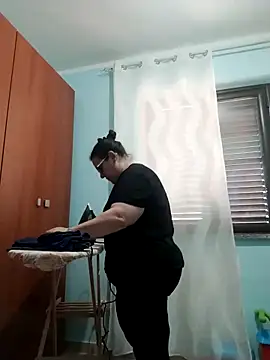 Snapshot of Dolcecurvy chatting on 06.19.26 Dolcecurvy online show from 06.19.26