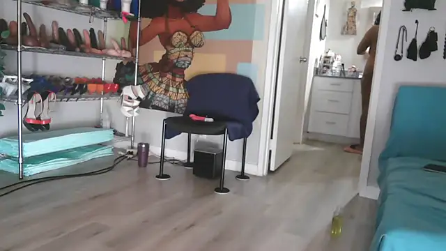 Queenanitadix online show from 10.15.25