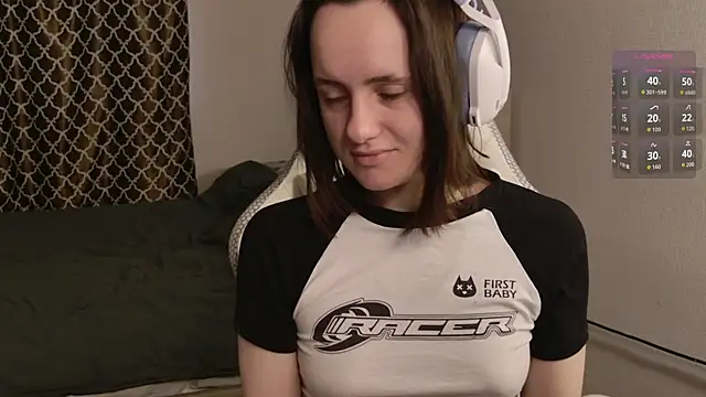 Luna Loveee online show from 11.25.25