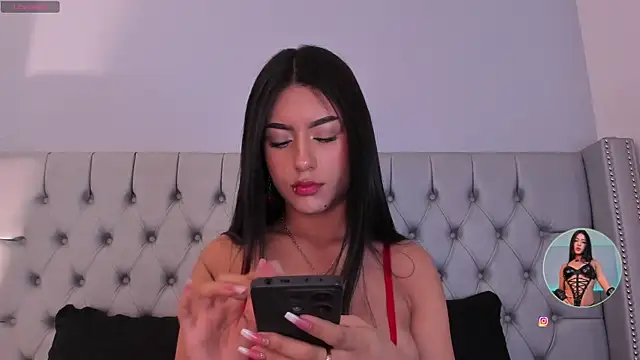 Snapshot of Gracia-Carrera chatting on 10.08.25 Gracia-Carrera online show from 10.08.25