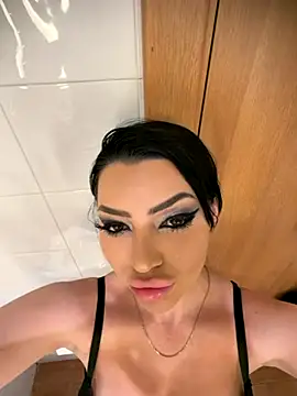 Mia Splash online show from 11.28.25