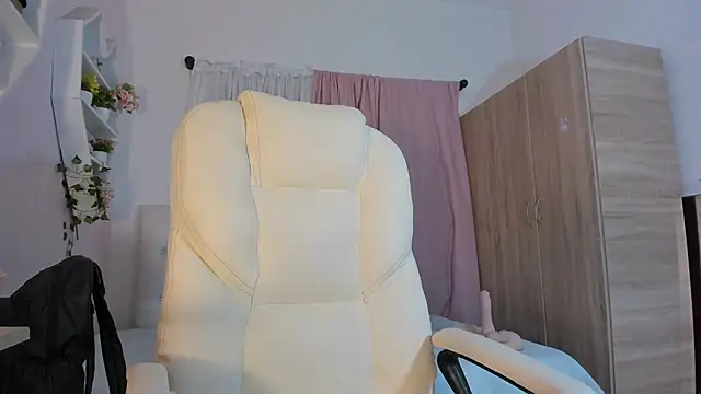 Snapshot of Emma_lorense22 chatting on 10.15.25 Emma lorense22 online show from 10.15.25