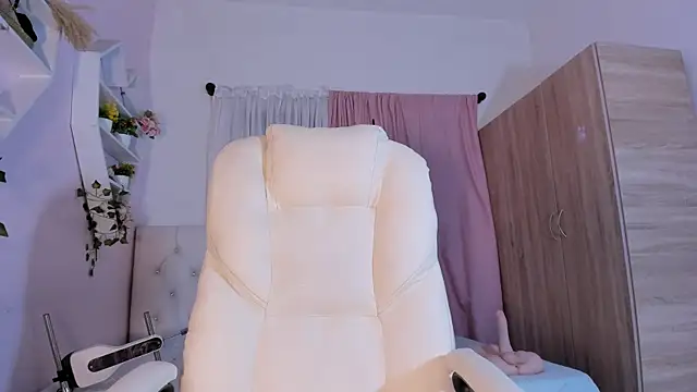 Snapshot of Emma_lorense22 chatting on 10.23.25 Emma lorense22 online show from 10.23.25