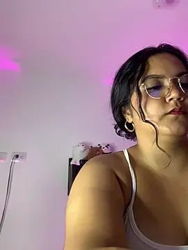 Leah yuah  online show from 02.23.25