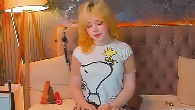 Snapshot of EmilyAngells chatting on 04.28.26 EmilyAngells online show from 04.28.26