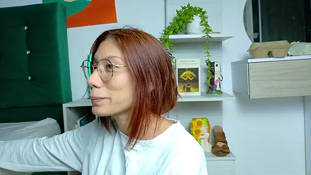 Snapshot of zarahCute chatting on 10.13.25 zarahCute online show from 10.13.25