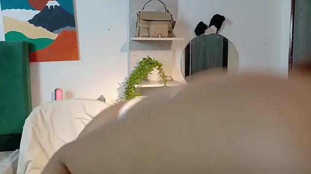 Snapshot of zarahCute chatting on 10.15.25 zarahCute online show from 10.15.25