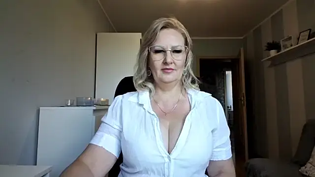 Snapshot of DianaLive chatting on 05.20.26 DianaLive online show from 05.20.26