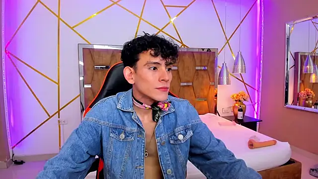 Snapshot of ValentinoMoreti chatting on 03.18.25 ValentinoMoreti online show from 03.18.25