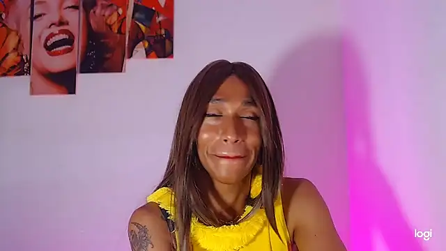 Snapshot of red_veltet chatting on 10.04.25 red veltet online show from 10.04.25