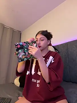 Snapshot of Dirty-Bunnyyy chatting on 10.08.25 Dirty-Bunnyyy online show from 10.08.25