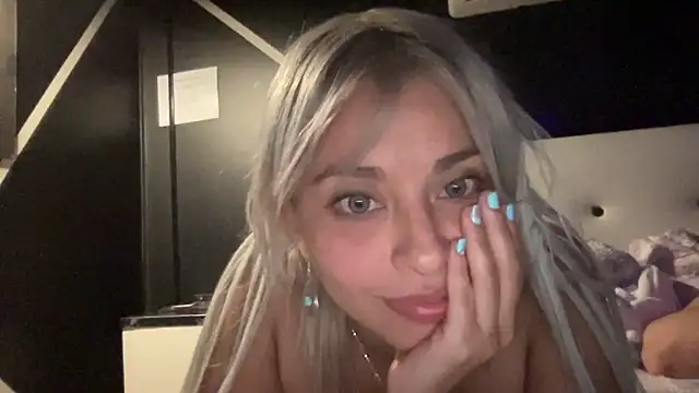 Snapshot of WhiteSnow09 chatting on 02.28.25 WhiteSnow09 online show from 02.28.25