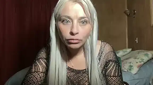 Snapshot of WhiteSnow09 chatting on 03.11.25 WhiteSnow09 online show from 03.11.25