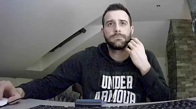 Snapshot of gryzoon chatting on 03.15.25 gryzoon online show from 03.15.25