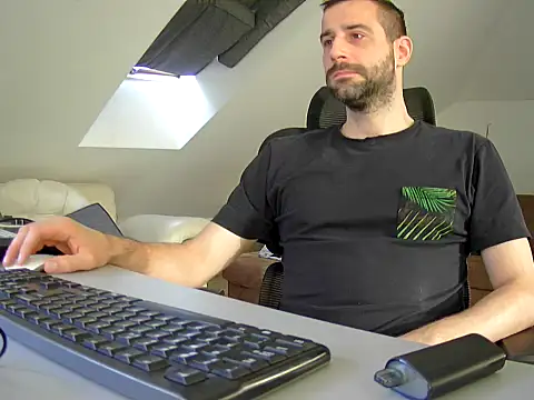 Snapshot of gryzoon chatting on 09.25.25 gryzoon online show from 09.25.25