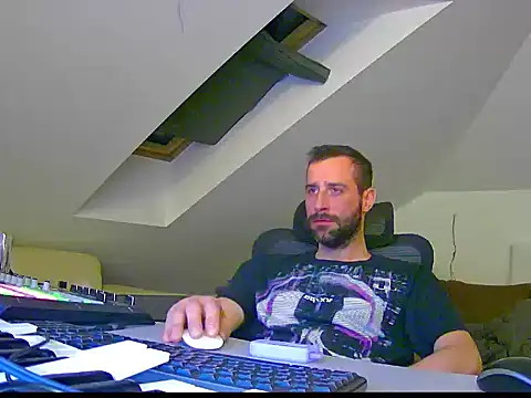 Snapshot of gryzoon chatting on 10.04.25 gryzoon online show from 10.04.25