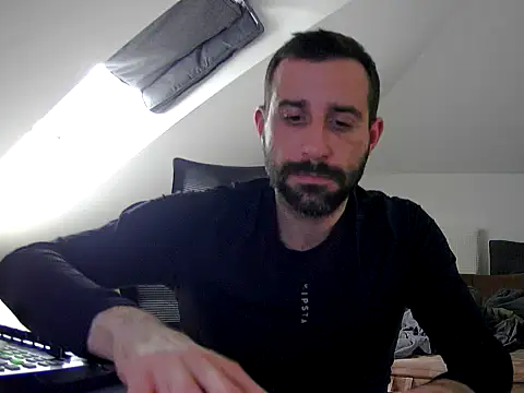 Snapshot of gryzoon chatting on 10.05.25 gryzoon online show from 10.05.25