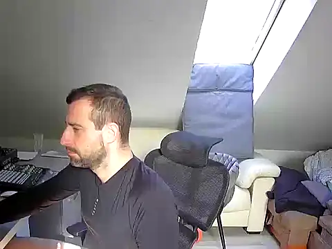 Snapshot of gryzoon chatting on 10.10.25 gryzoon online show from 10.10.25