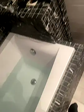 Snapshot of gryzoon chatting on 10.23.25 gryzoon online show from 10.23.25