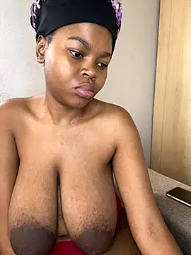 Snapshot of _DollFace_ chatting on 11.04.25 DollFace online show from 11.04.25