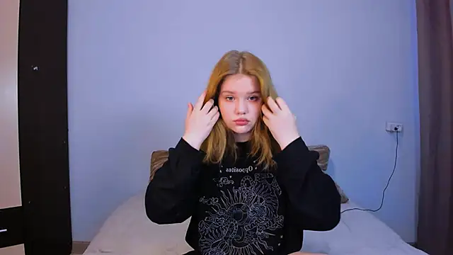 Snapshot of LaseyMoon chatting on 10.12.25 LaseyMoon online show from 10.12.25