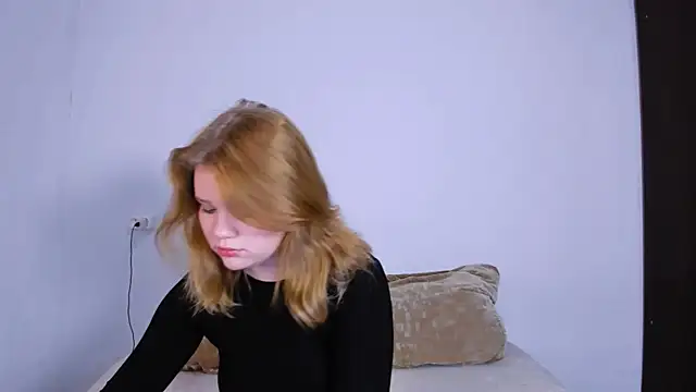 Snapshot of LaseyMoon chatting on 10.18.25 LaseyMoon online show from 10.18.25