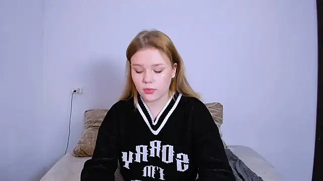 Snapshot of LaseyMoon chatting on 10.22.25 LaseyMoon online show from 10.22.25