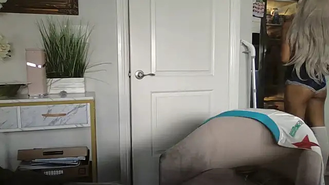 Snapshot of princesskimamii chatting on 09.27.25 princesskimamii online show from 09.27.25