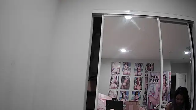 Snapshot of princesskimamii chatting on 10.29.25 princesskimamii online show from 10.29.25