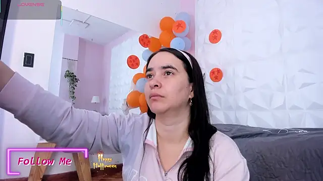 Valeriagomez  online show from 10.31.25