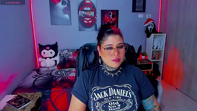 Snapshot of Veronika_metal chatting on 11.14.25 Veronika metal online show from 11.14.25