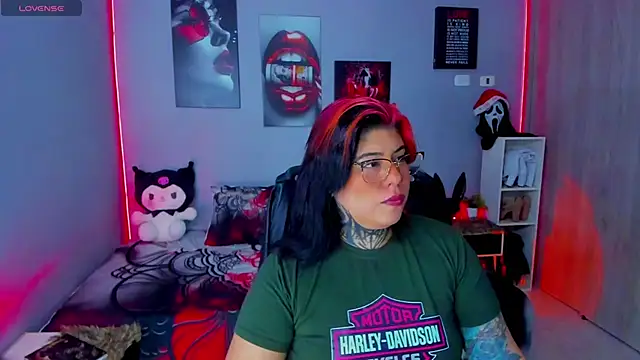 Snapshot of Veronika_metal chatting on 11.17.25 Veronika metal online show from 11.17.25