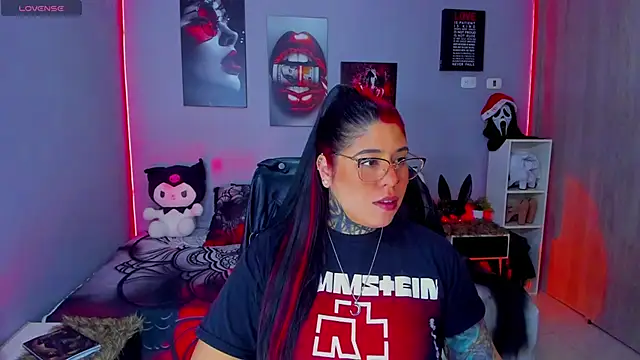 Snapshot of Veronika_metal chatting on 11.25.25 Veronika metal online show from 11.25.25