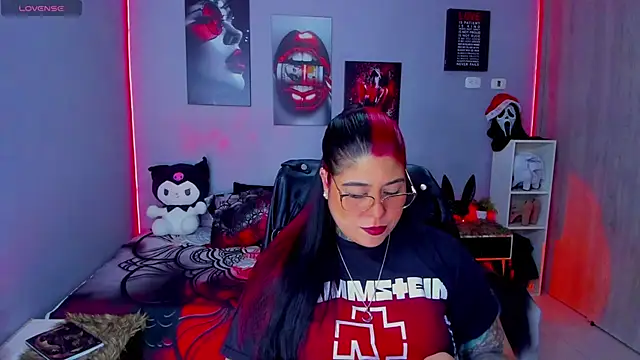 Snapshot of Veronika_metal chatting on 11.25.25 Veronika metal online show from 11.25.25