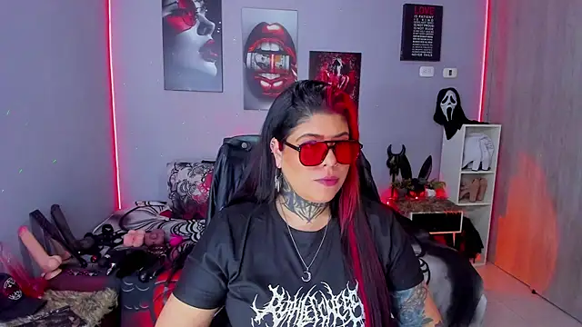 Snapshot of Veronika_metal chatting on 12.13.25 Veronika metal online show from 12.13.25