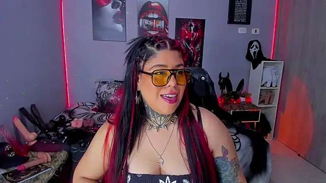 Snapshot of Veronika_metal chatting on 12.14.25 Veronika metal online show from 12.14.25